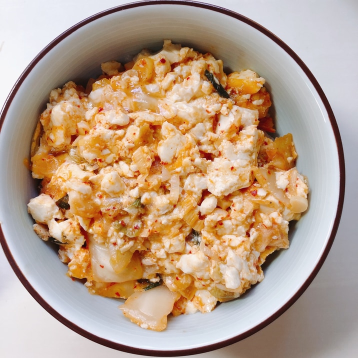 今日のお昼ごはんはキムチ豆腐丼♪